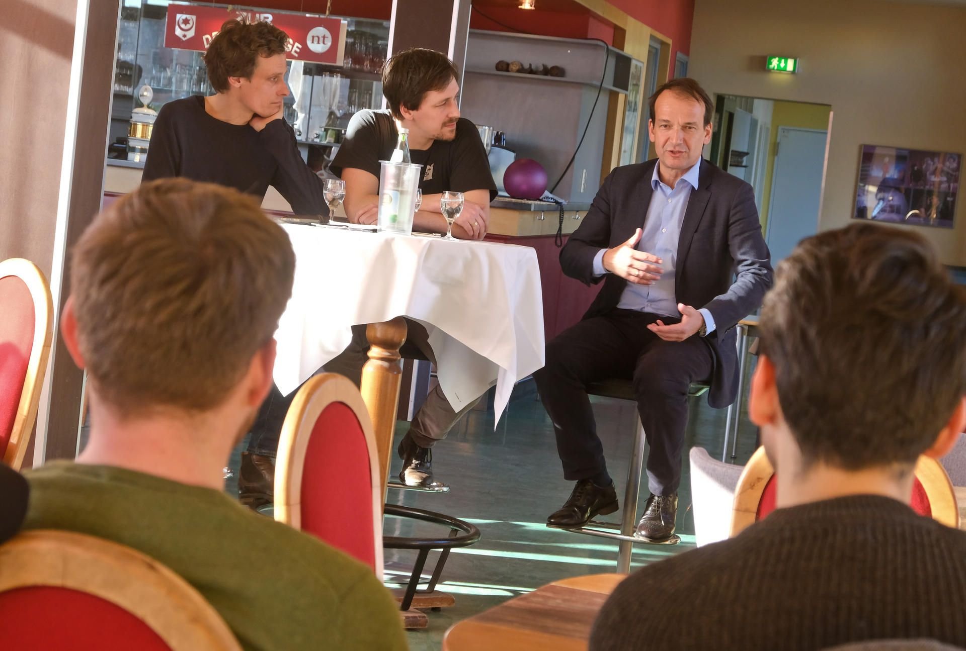 OB Kandidat Andreas Silbersack (rechts) bei der Diskussionsrunde