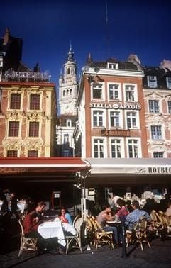 Schmucke Fassaden und entspannte Gäste in den Straßencafés: In der Altstadt von der französischen Stadt Lille ist für das graue Image, mit dem Nordfrankreich oft zu kämpfen hat, kein Platz. (Foto: dpa)