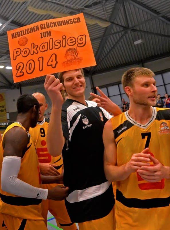 Wird Pascal Wolfram (Mitte) wie hier nach dem Landespokalsieg der Aschersleben Tigers auch am Sonntag mit der U 18 jubeln dürfen?