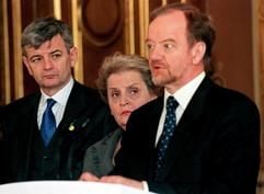 Der damalige deutsche Außenminister Joschka Fischer (l.) steht im Januar 1999 neben seinen Amtskollegen Madeleine Albright (USA) und Robin Cook (Großbritannien). (Archivfoto: dpa)
