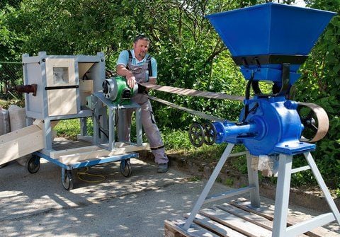 Andreas Kertscher vom Heimatverein Langeneichstädt zeigt die zwei von ihm selbst reparierten und restaurierten Schrotmühlen, die am Montag vor der historischen Bockwindmühle der Gemeinde in Betrieb genommen werden. (FOTO: PETER WÖLK)