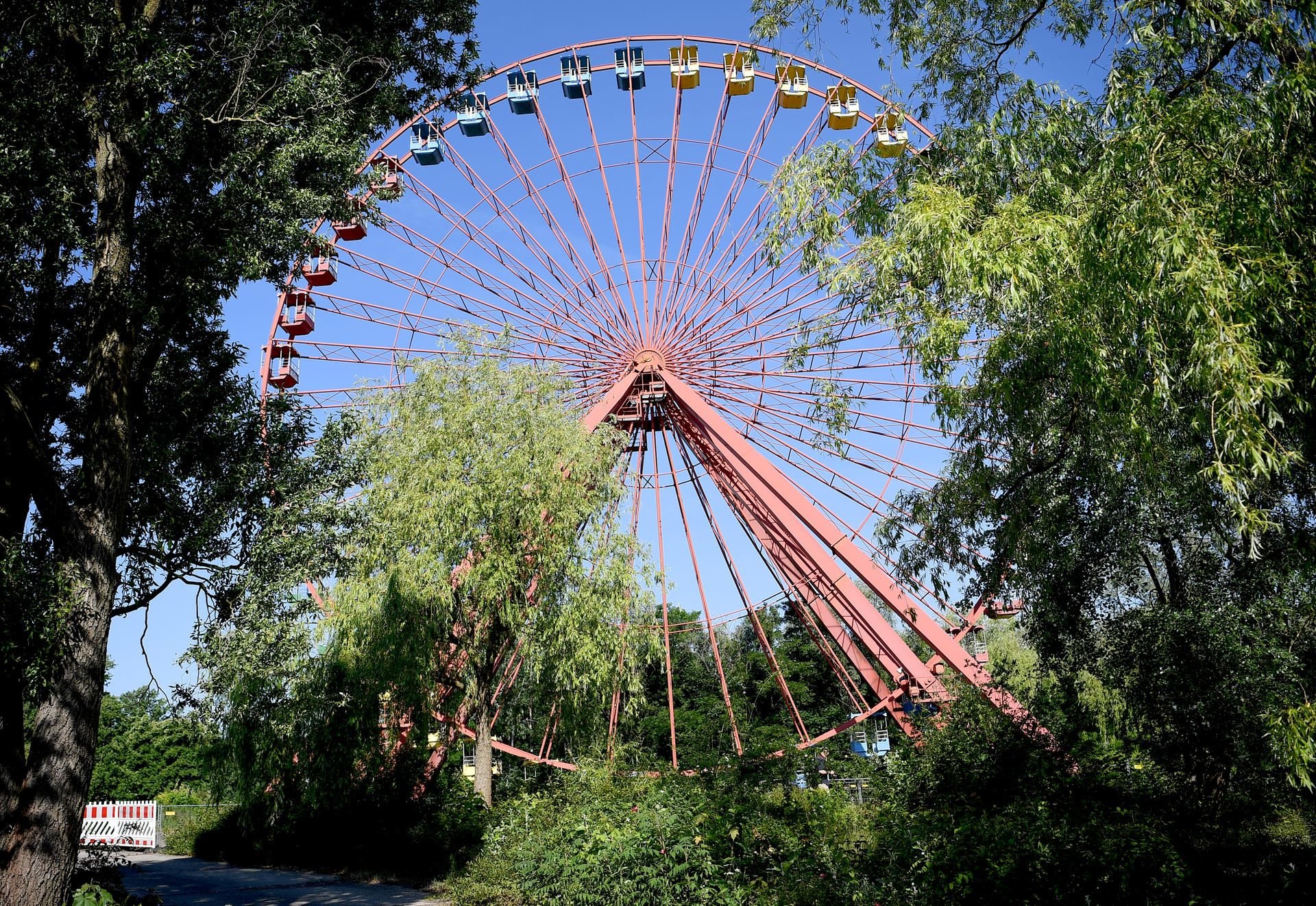 Das Riesenrad auf dem Gelände des ehemaligen DDR-Vergnügungsparks im Berliner Plänterwald.