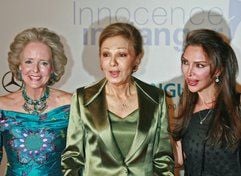 Gräfin Isa von Hardenberg (l-r), Farah Diba Pahlavi, Ex-Kaiserin von Persien, und Homayra Sellier, Vorsitzende des Vereins «Innocence in Danger», kommen in Berlin zur Gala «Innocence in Danger» in das Hotel Grand Hyatt. (Foto: dpa)