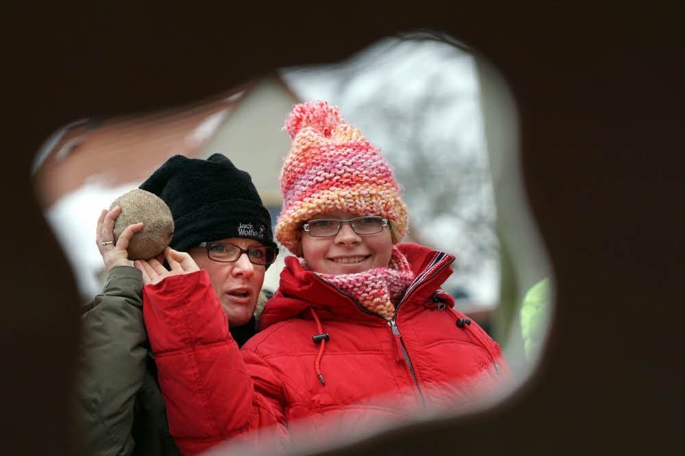 Für manchen nicht einfach: Shirley Dölle (Johannenschule Neinstedt) bekommt Hilfe von der pädagogischen Mitarbeiterin Antje Gräger-Rey.