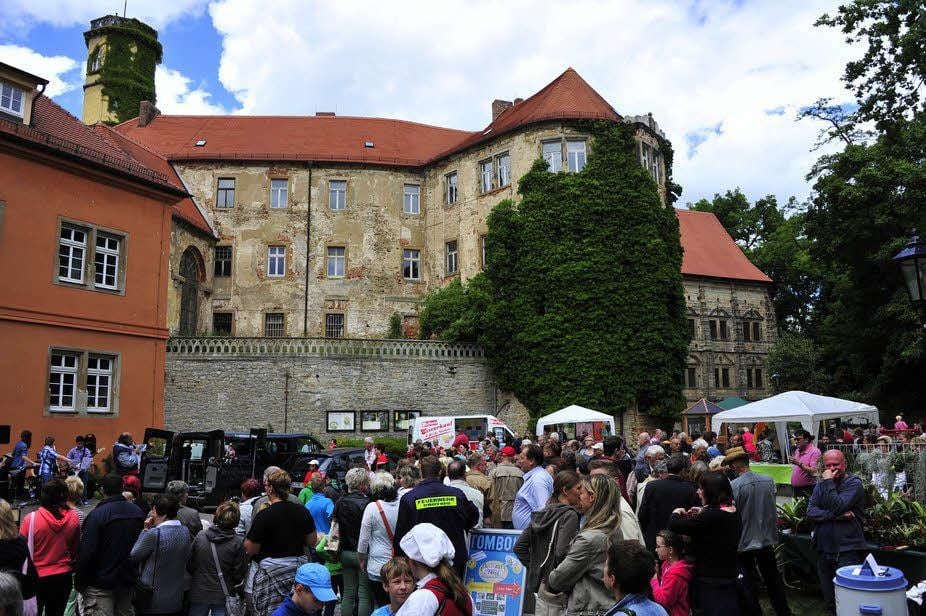 Dichtes Gedränge herrschte am Nachmittag rings um das Schloss.