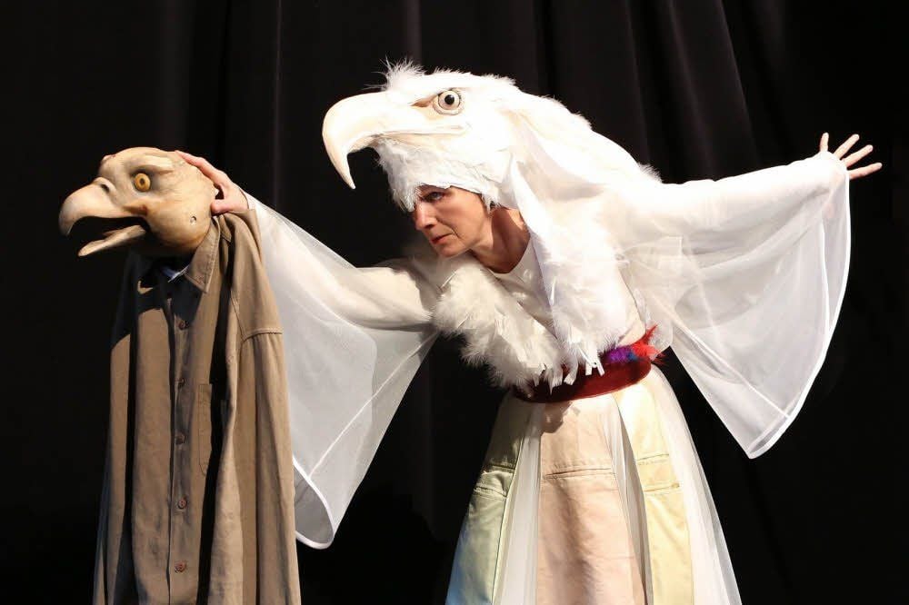 Uta Krieg spielt die Handpuppen in „Der kleine hässliche Vogel“.