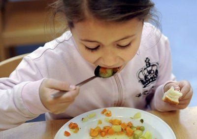 Ein Kind beim isst Schulessen. (FOTO: DPA)