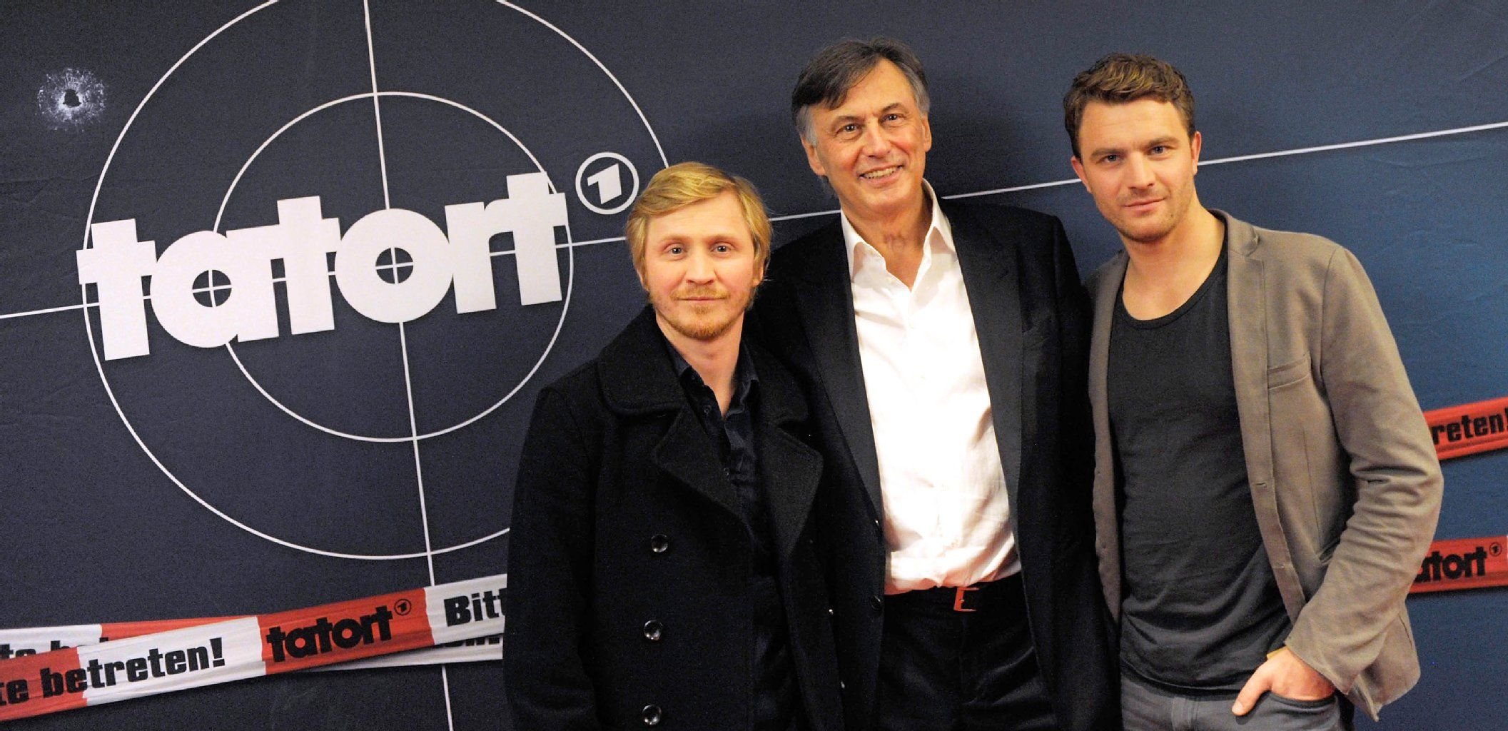Die Schauspieler Benjamin Kramme (l) und Friedrich Mücke (r) posieren anlässlich der Vorpremiere des Tatorts «Kalter Engel» in Erfurt zusammen mit dem Produzenten Michael Smeaton.