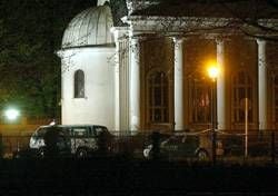 Nach einem Brandanschlag am Sonntagabend aufeine Synagoge am Fraenkelufer in Berlin-Kreuzberg gibt es bisher keine Hinweise auf den oder die Täter. Es habe sich niemand zu der Tat bekannt, sagte ein Polizeisprecher. Unbekannte hatten einenMolotow-Cocktail auf das Gelände geworfen. Sicherheitskräfte konnten den Brandsatz rechtzeitig löschen.