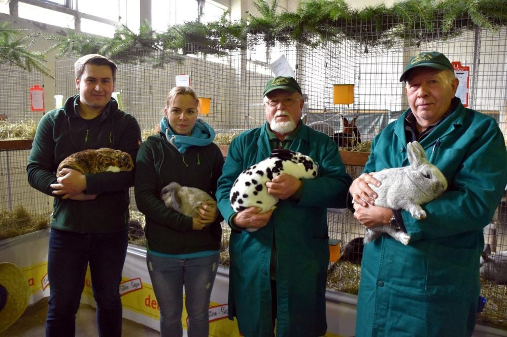 Hier zeigen der Vereinsvorsitzende Gottfried Wartenberg, sein Stellvertreter Werner Tietze sowie Juliane Gatzke und Kevín Lang (v.r.n.l.) ihre Tiere.