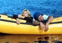 Die verwöhnte Society-Lady Amber (US-Popstar Madonna) und der Fischer Giuseppe (Adriano Giannini) klammern sich in dem neuen Kinofilm "Stürmische Liebe - Swept Away" an ein Schlauchboot (Szenenfoto). Amber unternimmt mit ihrem Mann eine Luxuskreuzfahrt und schikaniert dabei nach Herzenslust die Schiffsbesatzung. Als das Schiff in Seenot gerät, können sich Amber und der stolze Giuseppe auf eine einsame Insel retten. Dort kehren sich die "Machtverhältnisse" um, denn Amber ist ohne den Fischer völlig hilflos. Aus gegenseitiger Abneigung entwickelt sich allmählich eine Liebesbeziehung. Die von Madonnas Ehemann Guy Ritchie inszenierte Liebeskomödie startet am 19.06.2003. (Foto: dpa)