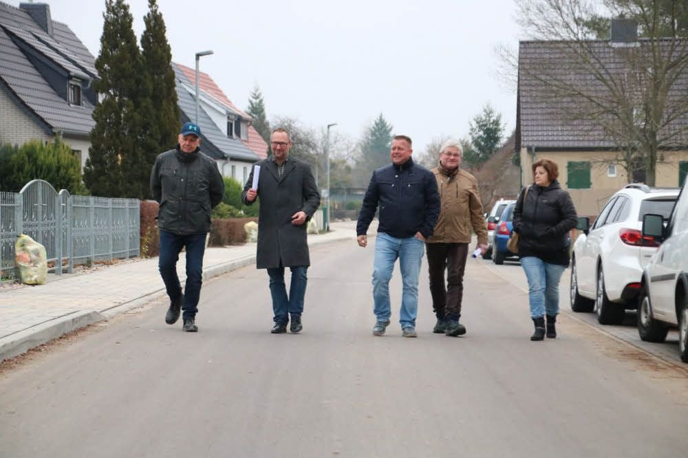 Waldstraßenfreigabe mit Jörg Bamberg (Planungsbüro), Bürgermeister Jan-Hendrik Bahn, Andreas Pohlmann (Baufirma) sowie Dirk Schaffenberger und Margrit Fietz aus der Bauverwaltung der Stadt Aken (v. li.).