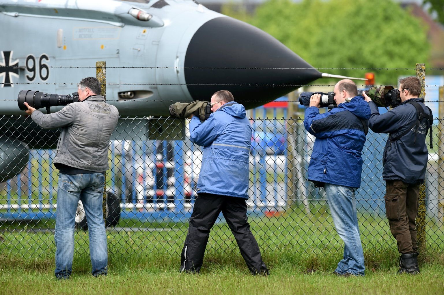 «Plane-Spotter» wartenauf dem Luftwaffen-Flugplatz in Jagel auf landende Jets. Ganz Norddeutschland wird in der kommenden Woche Schauplatz für das Nato-Großmanöver «Jawtex 2014».
