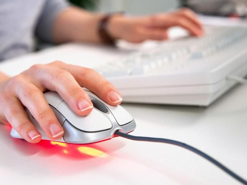 Nur noch schnell die Mails checken: Am Arbeitsplatz privat zu surfen, ist keine gute Idee. Im schlimmsten Fall kann das eine Kündigung nach sich ziehen.