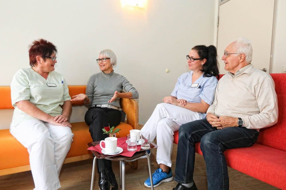 Birgitt Salzer und Heinz Richter fühlten sich bei Angelika Jacob (l.) und Maria Kleinschmidt gut behütet, als die Mutter und Ehefrau starb.