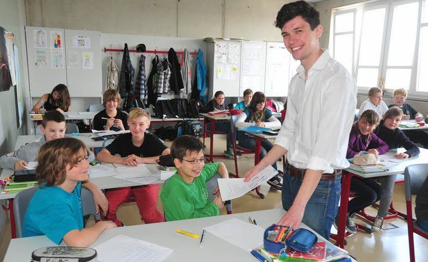 Adam Benson mit Schülern der 6. Klasse des Großkorbethaer Gymnasiums.