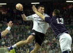 Der Kieler Stefan Lövgren kämpft sich am Mittwoch (20.03.2002) in der Kieler Ostseehalle durch die Gummersbacher Abwehr. Rechts Oliver Plohmann (Gummersbach). In der Handball-Bundesliga spielt der THW Kiel gegen VFL Gummersbach. (Foto: dpa/Archiv)