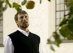 Der Priester Ivan (Mads Mikkelsen) schaut im neuen Kinofilm «Adams Äpfel» gen Himmel. (Foto: dpa)