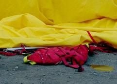 Die abgestürzte Hülle eines Fesselballons: Ein sechsjähriges Kind wurde 50 Kilometer mit dem Ballon von Mönchengladbach bis Hamminkeln durch die Luft getrieben. Das Kind wurde in der Nähe der Absturzstelle tot aufgefunden. Der Ballon hatte sich durch eine Sturmböe vom Sicherungsseil gelöst. (Foto: dpa)