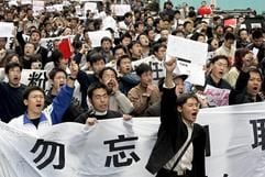 Mehrere tausend Chinesen demonstrierten am Sonnabend in Peking gegen die Verharmlosung japanischer Kriegsverbrechen und einen ständigen Sitz Japans im Sicherheitsrat der Vereinten Nationen. (Foto: dpa)
