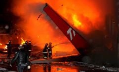 Feuerwehrleute sind am Unglücksort in Sao Paulo, wo der Airbus A 320 in eine Tankstelle und ein Geschäftsgebäude gerast war, mit Löscharbeiten beschäftigt. (Foto: dpa)