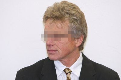 Ain K. (l) sitzt auf der Anklagebank im Amtsgericht Augsburg. (FOTO: DPA)