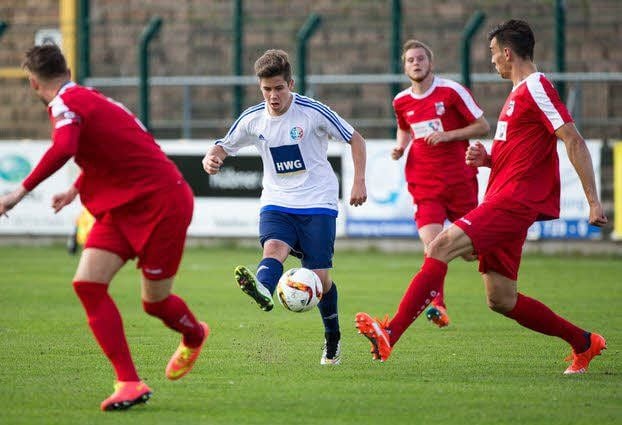 VfL-Akteur Melvin Gohlke (Mitte) kann den Ball zwischen den Erfurtern Nicolas Warz (l.) und Thure Ilgner in den Strafraum flanken. Kurz darauf traf Nikola Odovic zum Ausgleich.