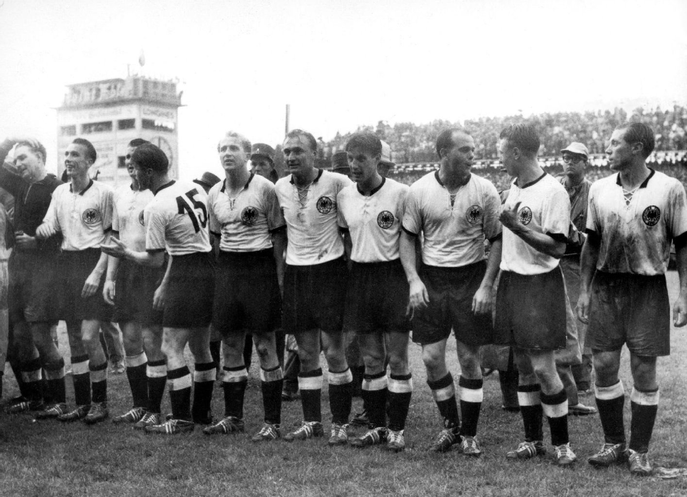 Nach dem Sieg in 1954 in Berner Wankdorf-Stadion stehen die frischgebackenen Weltmeister auf dem Rasen. Ottmar Walter (4.v.l.) ist mit der Rückennummer 15 zu sehen.
