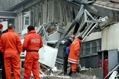 Polizisten und Sachverständige begutachten am Mittwoch (09.02.2005) ein Gebäude der Kurmainz-Kaserne in Mainz-Hechtsheimnach, dass nach einer Explosion fast völlig zerstört ist. (Foto: dpa)