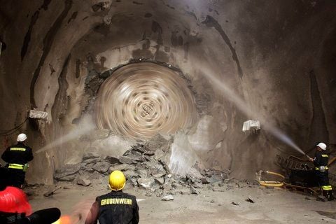 Um 14.17 Uhr fräste die riesige Tunnelbohrmaschine «Sissi» die letzten Meter Gestein weg. (FOTO: DPA)