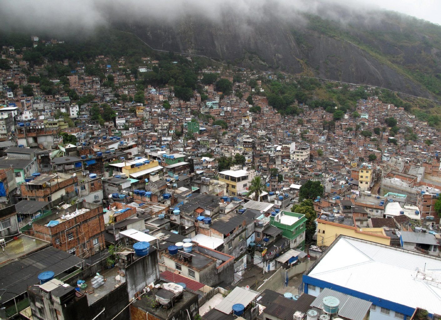 Dicht an dicht stehen die kleinen Häuser in dieser Favela in Rio de Janeiro. Auch hier können Touristen eine Slumtour machen.