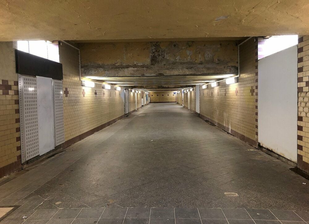 Dieser Anblick wird Zeitzern und Gästen offensichtlich noch einige Zeit erhalten bleiben. Die Bahn hat keine Pläne, den Tunnel zu sanieren.