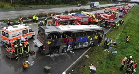 Ein Reisebus aus Polen steht nach einem schweren Unfall hinter einer Brücke des Autobahnkreuzes Schönefeld auf dem Berliner Ring unweit der brandenburgischen Ortschaft Rangsdorf . (FOTO: DPA)