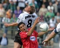 Zum Trainingsauftakt beim Fußball-Zweitligisten FC Energie Cottbus am Montag für die Saison 2005/2006war Youssef Mokhtari (unten) nicht dabei. (Archivfoto: dpa)