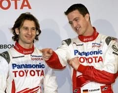 Der deutsche Formel 1 Fahrer Ralf Schumacher (r) und der italienische Fahrer Jarno Trulli unterhalten sich am Samstag (14.01.2006) im französischen Valenciennes, wo Toyota den neuen Toyota TF 106 vorstellte. Foto: Roland Weihrauch dpa/lnw +++(c) dpa - Bildfunk+++