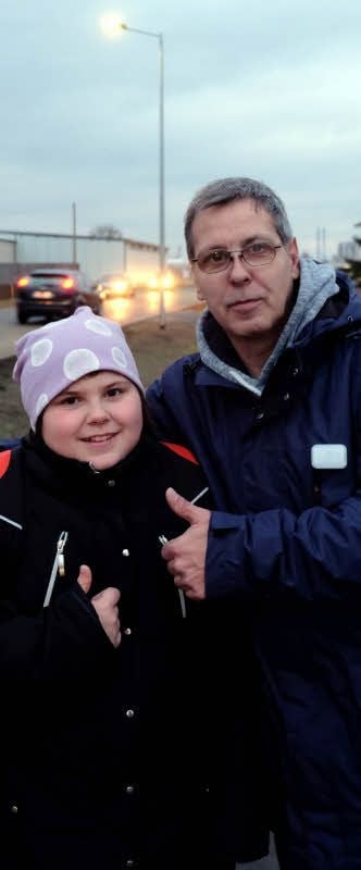 Michelle und Jürgen Krause sind glücklich. Die Zeit, da sie im Dunkeln an der Rehainer Straße auf den Schulbus warten, ist endlich vorbei.
