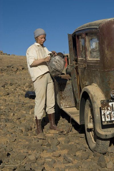 Im Kinofilm «Fräulein Stinnes fährt um die Welt» steht Clärenore Stinnes (Sandra Hüller) mit einem Kanister neben ihrem «Adler Standard 6» (Foto: dpa/RealFiction Filmverleih)