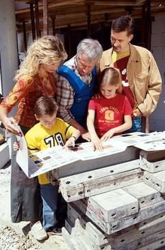 Planen hilft Sparen: Bereits zur Besichtigung des Baugrundstückes sollten die künftigen Bauherren die bei der Konzeption des Hauses helfenden Experten mitnehmen. (Foto: dpa)