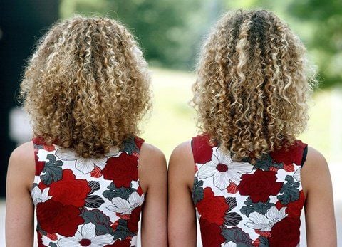 Zwillinge lassen sich, wenn sie eineiig sind und identische Kleidung tragen, kaum unterscheiden. (FOTO: DPA)