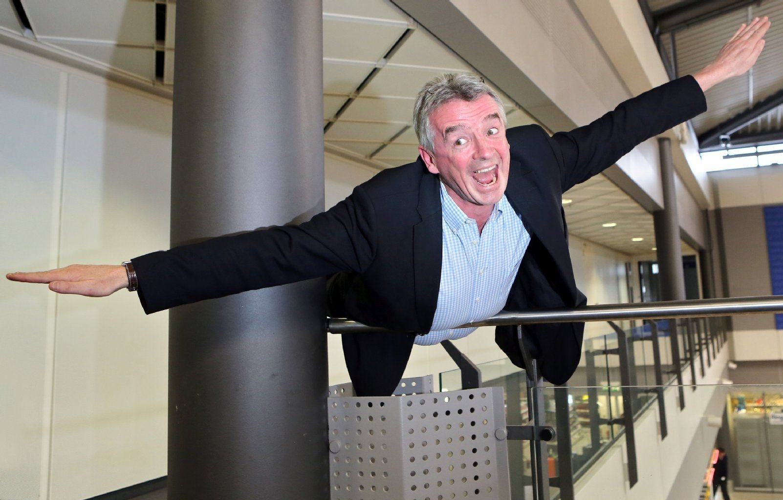 Ryanair-Chef Michael O'Leary posiert am Flughafen Leipzig/Halle. Die irische Billigfluglinie kündigte am gleichen Tag an, ihr Engagement am Flughafen Leipzig/Halle verstärken zu wollen.