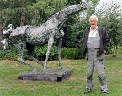 Der Bildhauer Jo Jastram steht in seinem Garten in Kneese (Nordvorpommern) neben seiner Plastik «Schreiender Hengst». Jo Jastram ist einer der bekanntesten Bildhauer in Deutschland und feiert am 04. September 2008 seinen 80. Geburtstag. Viele seiner Arbeiten sind als Plastiken in Parks, Fußgängerzonen oder an Brunnen in seiner Geburtsstadt Rostock zu sehen. (Foto: dpa)