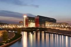 Die abendlichen Lichter des künftigen Berliner Hauptbahnhofes spiegeln sich im Wasser der Spree. (Foto: dpa)