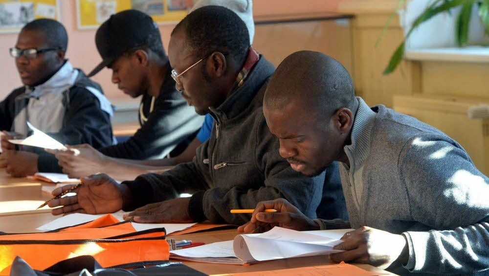 Flüchtlinge lernen Deutsch im Alltag für Anfänger.