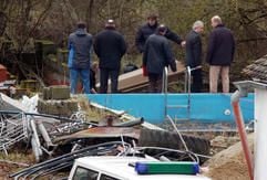 Mitarbeiter eines Beerdigungsunternehmens tragen auf dem Grundstück in Weihenstephan den Sarg mit der Leiche des 14-jährigen Felix von Quistorp aus einem Brunnenschacht. (Foto: dpa)