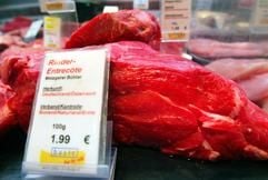 Nicht verdorben, sondern ganz frisch: Rindfleisch liegt in der Fleischtheke eines Bio-Supermarktes in Frankfurt am Main. (Foto: dpa)