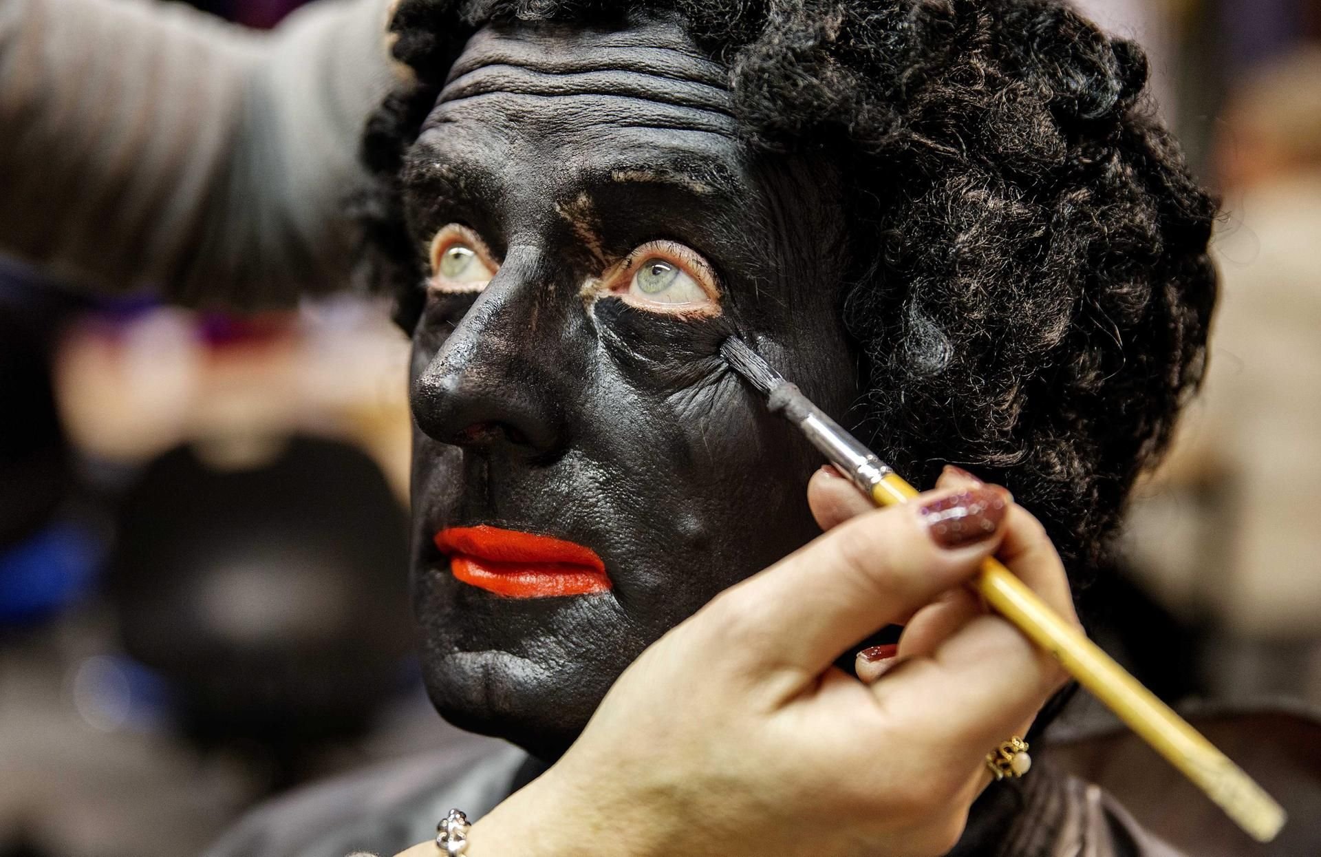 Ein Mann wird als «Schwarzer Peter» («Zwarte Piet») geschminkt. Noch mehr als einhundert Tage sind es bis zum Nikolausfest, doch schon jetzt wütet in den Niederlanden der Kulturkampf um die schwarz geschminkten Nikolaushelfer