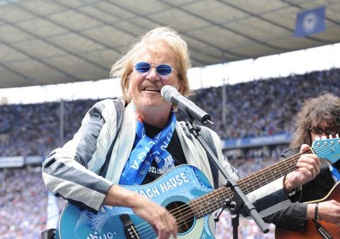 Frank Zander singt im Olympiastation in Berlin mit Fans von Hertha BSC seine Stadion-Hymne «Nur nach Hause geh'n wir nicht», nach der Melodie von Rod Stewarts «I Am Sailing». (FOTO: DPA)