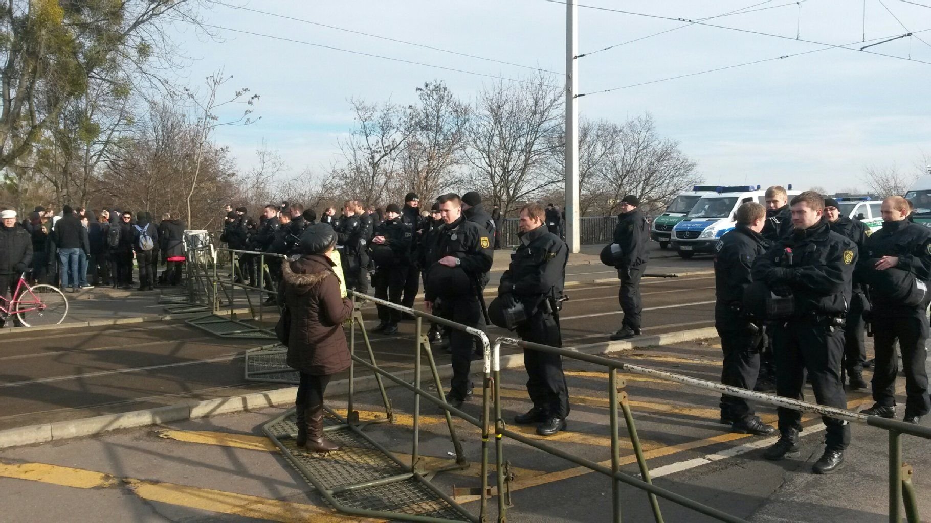 Die Polizei hat die Brücken über die Elbe gesperrt. Sie wollen verhindern, dass Gegendemonstranten den Aufmarsch der Rechten in Herrenkrug stören.