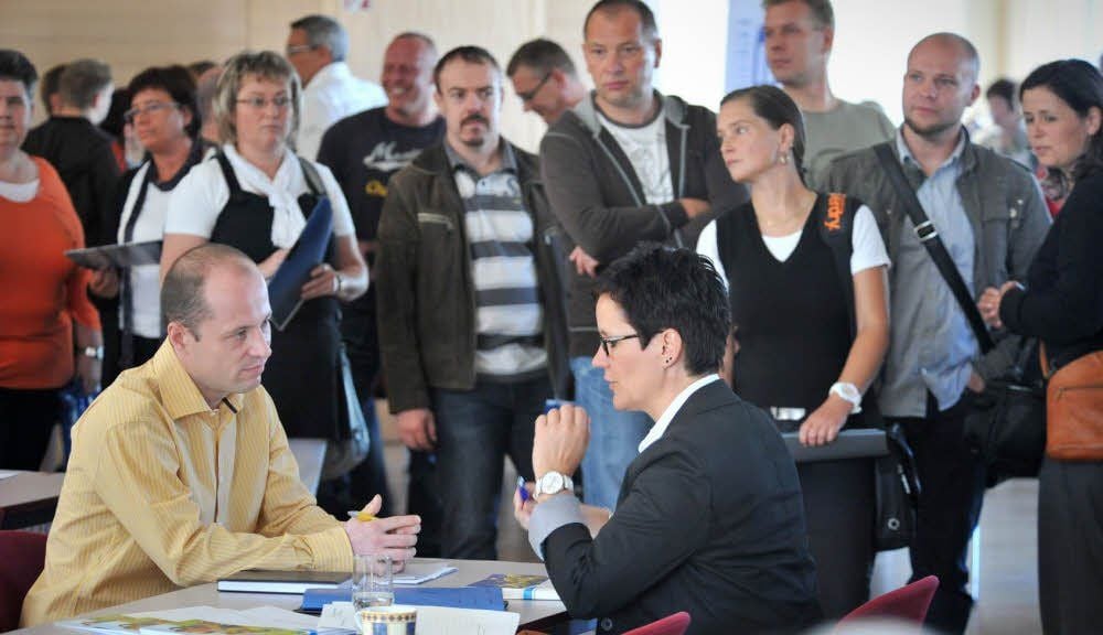 Schauen, warten, hoffen: Bereits im September 2012 veranstaltete die Arbeitsagentur im Wolfener Kulturhaus ein sogenanntes Job-Speed-Dating für die ehemaligen Mitarbeiter der Solarfirma Sovello. Nach diesem Vorbild sollen nun auch entlassene Q-Cells-Mitarbeiter vermittelt werden.
