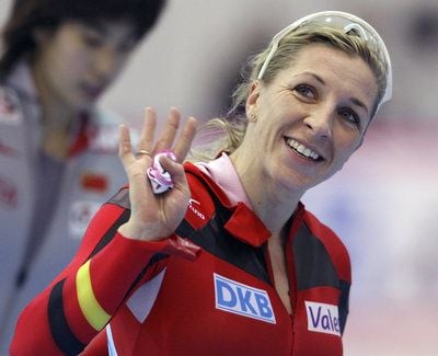 Die Eisschnellläuferin Anni Friesinger. Erst brach sie den Zoff um den Team-Arzt vom Zaun, jetzt legt sie mit Sexy Fotos nach. (FOTO: DPA)